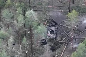 Hình ảnh lực lượng Nga phá hủy xe tăng Ukraine.