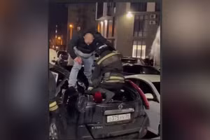 Lực lượng cứu hộ ở thành phố Voronezh đang hỗ trợ nạn nhân.