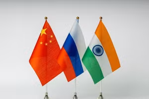Quốc kỳ 3 nước Trung Quốc, Ấn Độ và Nga.