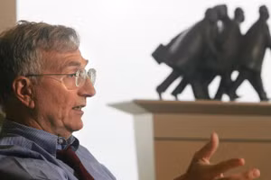 Nhà báo điều tra huyền thoại Mỹ Seymour Hersh.