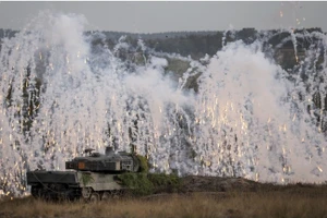 Xe tăng Leopard 2 trong cuộc tập trận ở Ostenholz, Đức, tháng 10/2022. (Ảnh: Ronny Hartmann / AFP)