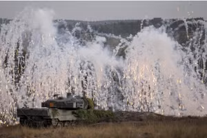 Xe tăng Leopard 2 trong cuộc tập trận ở Ostenholz, Đức, tháng 10/2022. (Ảnh: Ronny Hartmann / AFP)