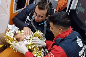 Em bé 10 ngày tuổi được kéo ra khỏi đống đổ nát.