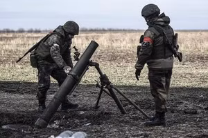 Binh sĩ Nga vận hành súng cối trên chiến trường.