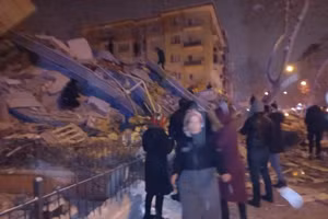 Một tòa nhà sập sau trận động đất làm rung chuyển tỉnh Kahramanmaras của Thổ Nhĩ Kỳ hôm 6/2. (Ảnh: Orhan Yoldas/Anadolu Agency)