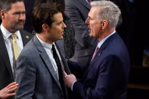 Đại diện Hoa Kỳ Kevin McCarthy (phải) nói chuyện với đồng chí Cộng hòa Matt Gaetz trong khi tìm kiếm phiếu bầu để trở thành diễn giả Hạ viện vào thứ Sáu tại Điện Capitol ở Washington. © Getty Images / Chip Somodevilla