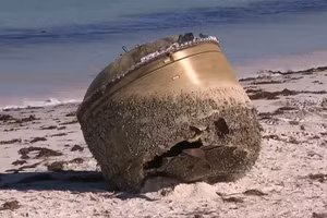 Vật thể hình trụ được tìm thấy hôm 16/7 tại Green Head, Tây Úc. (Ảnh: AP)