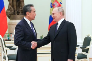 Tổng thống Nga Putin và Ủy viên Quốc vụ Trung Quốc Vương Nghị