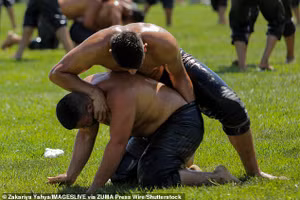 Chùm ảnh đô vật Thổ Nhĩ Kỳ bôi dầu oliu thi đấu