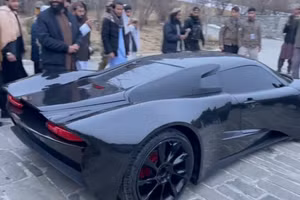 Các thành viên Taliban kiểm tra nguyên mẫu Mada-9 ở Kabul, Afghanistan.