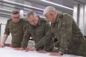 Bộ trưởng Quốc phòng Nga Sergey Shoigu (giữa) nói chuyện với các chỉ huy của nhóm lực lượng phía Tây. (Ảnh: Telegram / Bộ Quốc phòng Nga).