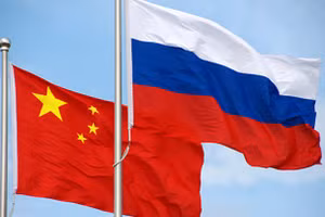 Quốc kỳ Trung Quốc và Nga.