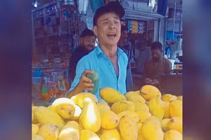 Video người bán trái cây cất giọng hát hút hàng triệu lượt xem