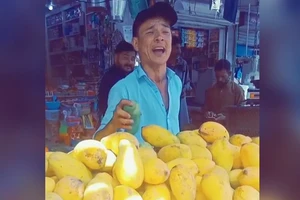 Video người bán trái cây cất giọng hát hút hàng triệu lượt xem