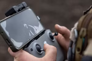 Một quân nhân Ukraine điều khiển máy bay không người lái. (Ảnh: AFP)