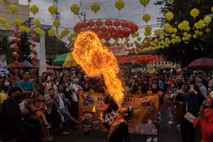 Những người tham gia biểu diễn trong lễ hội Grebeg Sudiro ở Solo, Indonesia. (Ảnh: Anadolu Agency/Getty Image)