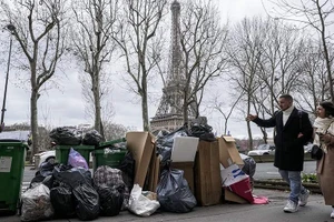 Rác ùn ứ ở Paris.