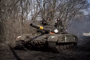 Binh sĩ Ukraine trên xe tăng.