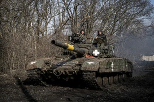 Binh sĩ Ukraine trên xe tăng.