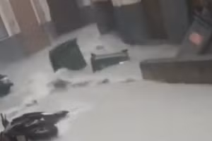 Chùm ảnh mưa đá to bằng quả bóng golf, nước lũ cuốn phăng xe máy