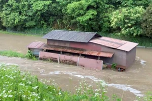 Mưa lớn làm sông tràn bờ ở Nhật Bản. (Ảnh: Reuters).