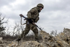 Một lính bộ binh Ukraine bên ngoài Artyomovsk (Bakhmut). (Ảnh: John Moore / Getty Images).