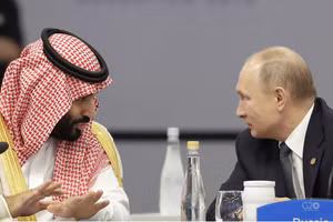 Mohammed bin Salman và Vladimir Putin phát biểu khi bắt đầu hội nghị thượng đỉnh G20 ở Buenos Aires, Argentina, ngày 30/11/2018. (Ảnh: AP / Natacha Pisarenko)