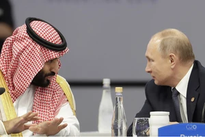 Mohammed bin Salman và Vladimir Putin phát biểu khi bắt đầu hội nghị thượng đỉnh G20 ở Buenos Aires, Argentina, ngày 30/11/2018. (Ảnh: AP / Natacha Pisarenko)