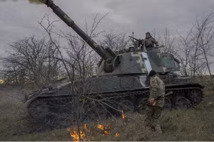 Các thành viên đơn vị pháo binh Ukraine khai hỏa về phía Kherson vào ngày 28/10/2022. (Ảnh: BULENT KILIC / AFP)
