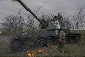 Các thành viên đơn vị pháo binh Ukraine khai hỏa về phía Kherson vào ngày 28/10/2022. (Ảnh: BULENT KILIC / AFP)