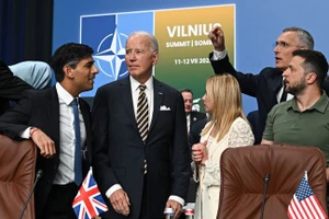 Thủ tướng Anh Rishi Sunak, Tổng thống Hoa Kỳ Joe Biden, Thủ tướng Ý Giorgia Meloni, Tổng thư ký NATO Jens Stoltenberg và Tổng thống Ukraine Vladimir Zelensky tại Vilnius, Litva, ngày 12/7/2023. (Ảnh: Paul Ellis - Pool/Getty Images)