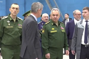 Bộ trưởng Quốc phòng Nga Sergei Shoigu và các quan chức.