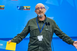 Bộ trưởng Bộ Quốc phòng Ukraine Aleksey Reznikov chào giới truyền thông trong cuộc họp giao ban tại Hội nghị thượng đỉnh NATO tổ chức tại Vilnius, Lithuania. (Ảnh: Celestino Arce / Getty Images)