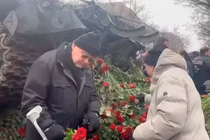 Người Đức phủ hoa hồng lên xe tăng đặt trước đại sứ quán Nga.