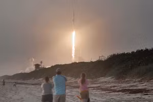 Tên lửa SpaceX Falcon 9 mang theo 60 vệ tinh Starlink phóng tại Trung tâm Vũ trụ Kennedy, Mỹ ngày 6/10/2020.