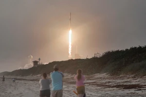 Tên lửa SpaceX Falcon 9 mang theo 60 vệ tinh Starlink phóng tại Trung tâm Vũ trụ Kennedy, Mỹ ngày 6/10/2020.