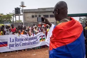 Một cuộc mít tinh ủng hộ Nga ở Bangui, thủ đô của Cộng hòa Trung Phi. (Ảnh: AFP).