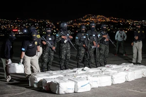 Các quan chức của Cơ quan Kỹ thuật Điều tra Hình sự của Honduras và các gói chứa cocaine bị thu giữ ở Tegucigalpa, Honduras ngày 11/12/2022. (Ảnh: REUTERS).