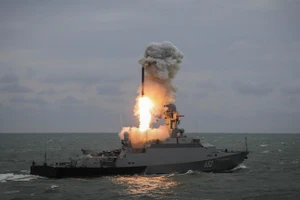 Tàu chiến Nga phóng tên lửa Kalibr. (Ảnh: Sputnik / Denis Abramov).