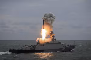 Tàu chiến Nga phóng tên lửa Kalibr. (Ảnh: Sputnik / Denis Abramov).