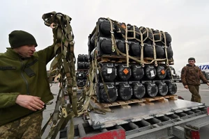 Các quân nhân Ukraine nhận FGM-148 Javelin, tên lửa chống tăng di động do Mỹ cung cấp cho Ukraine. (Ảnh: Sergei SUPINSKY / AFP)