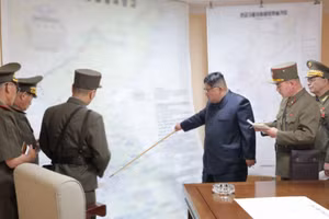 Nhà lãnh đạo Triều Tiên Kim Jong - Un và các tướng lĩnh quân đội. (Ảnh: KCNA).