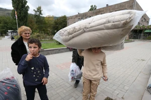 Chùm ảnh người Armenia ở Karabakh ồ ạt di cư 