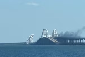 Khói bốc lên gần cầu Crimea sau khi tên lửa bị đánh chặn.