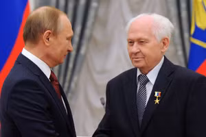 Tổng thống Nga Vladimir Putin (trái) trao huân chương Anh hùng Lao động cho ông Pavel Kamnev.