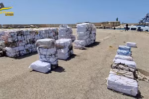 Các kiện lớn chứa cocaine bị thu giữ trong một chiến dịch của cảnh sát, nằm trên một bến tàu ở cảng Porto Empedocle, Italy ngày 21/7. (Ảnh: REUTERS)