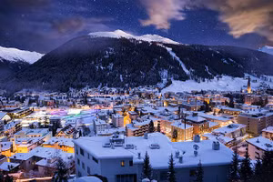 Davos, thị trấn nghỉ mát trượt tuyết của Thụy Sĩ, nơi diễn ra cuộc họp thường niên của Diễn đàn Kinh tế Thế giới trong 50 năm qua. (Ảnh: Canva).