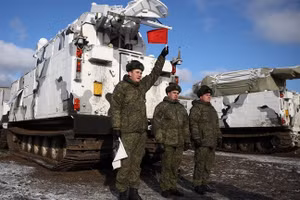 Quân nhân Nga tại Trung tâm huấn luyện phòng không quân sự số 726 trong buổi lễ bàn giao các đơn vị hệ thống tên lửa phòng không tầm ngắn Bắc Cực Tor-M2DT ở Yeysk, Nga, ngày 29/11/2018. (Ảnh: Sputnik).