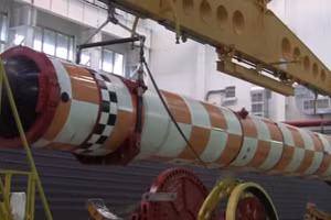 Một ngư lôi đang được vận chuyển.