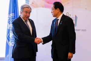 Tổng thư ký Liên Hợp Quốc Antonio Guterres bắt tay với Thủ tướng Nhật Bản Fumio Kishida tại Hội nghị thượng đỉnh G7 ở Hiroshima.